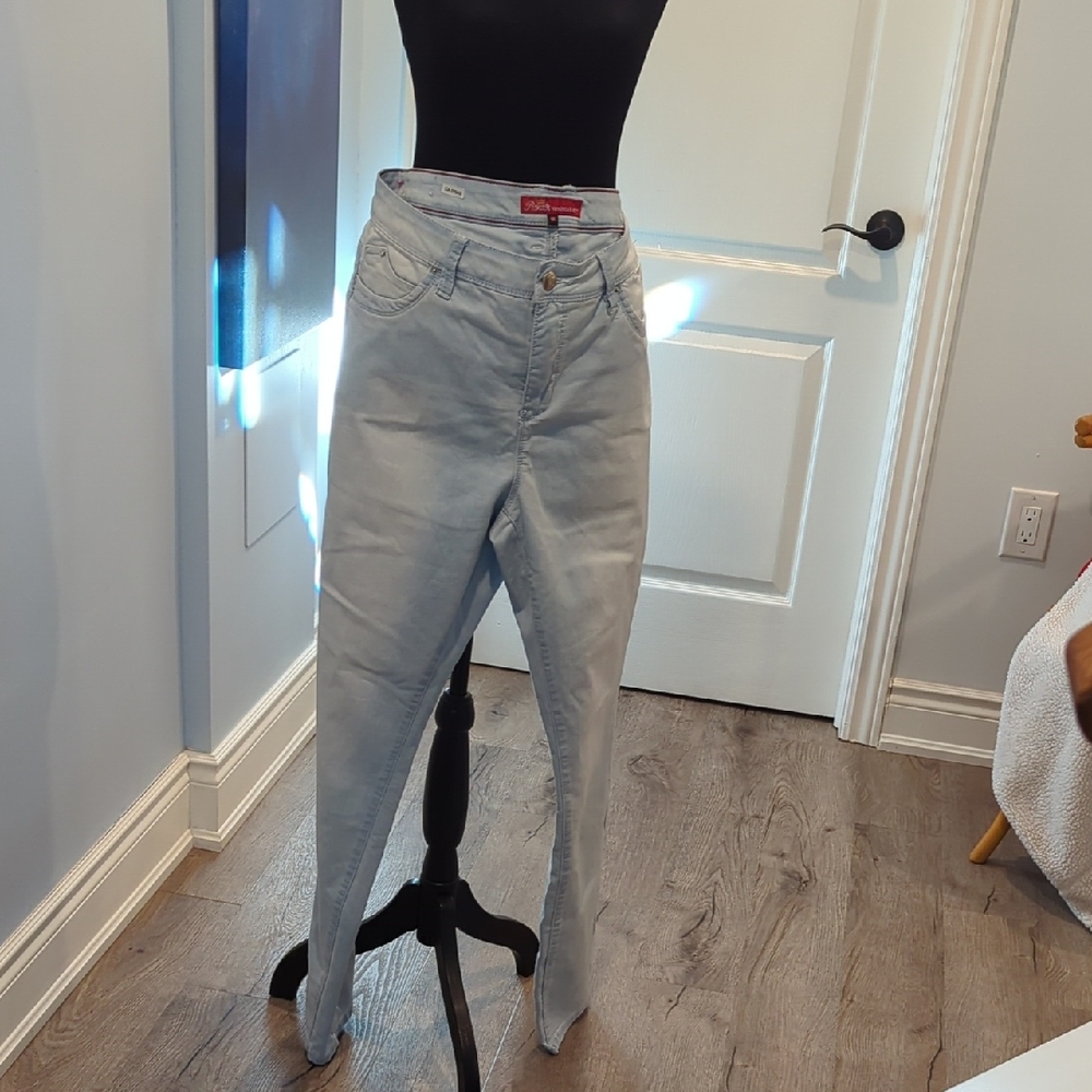 Straight Leg Jeans in Light Blue